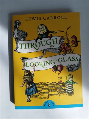 Through the Looking Glass and What Alice Found There (Puffin Classics) Paperback - фото 16378