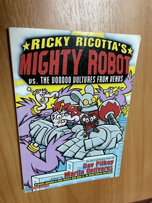 Ricky Ricotta's Mighty Robot vs. the Voodoo Vultures from Venus: Giant Robot vs. Voodoo Vultures from Venus Paperback - фото 24369